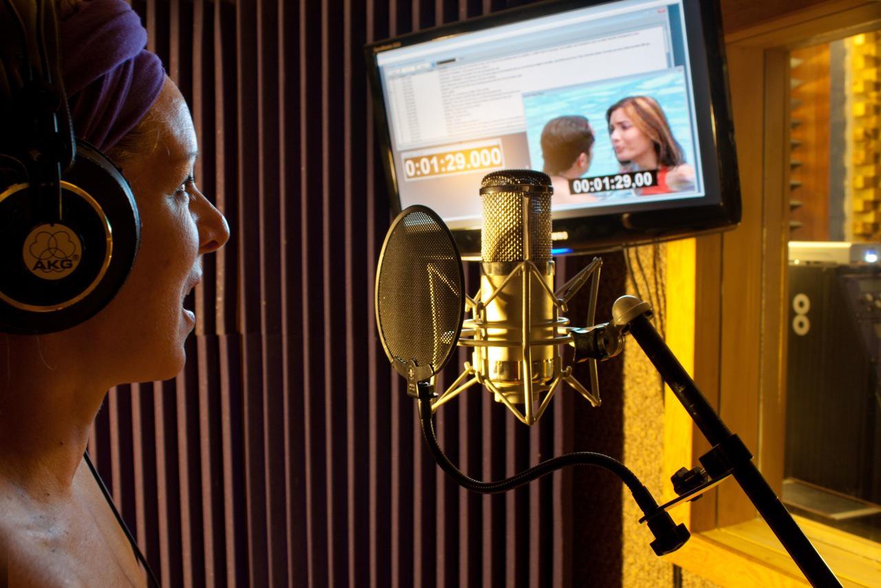 Gravação em estúdio de dublagem.